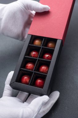 Şekerciden el yapımı çikolatalar.