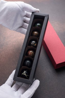 Şekerciden el yapımı çikolatalar.