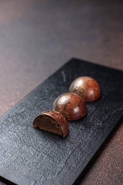 Şekerciden el yapımı çikolatalar.