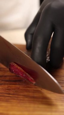 Şef bir restoranda lezzetli bir salata hazırlar.