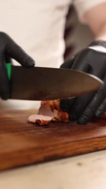 Şef bir restoranda lezzetli bir salata hazırlar.