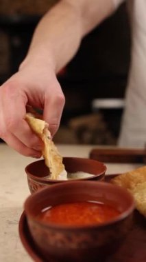 Şef bir restoranda lezzetli bir salata hazırlar.