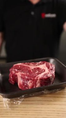 Şef bir restoranda biftek pişirir.