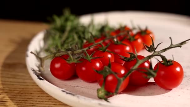 Świeże Hodowane Farmie Pomidory Wiśniowe Talerzu Zamknij Się — Wideo stockowe