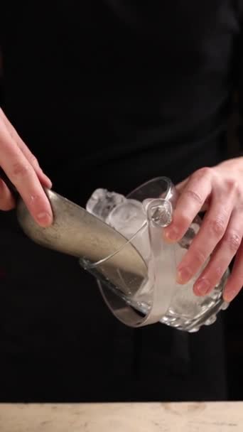 Bartender Menyiapkan Koktail Beralkohol Close — Stok Video