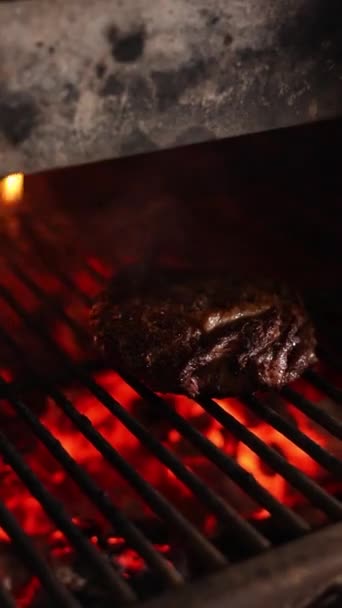 Koch Kocht Steak Auf Dem Grill — Stockvideo