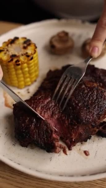 Una Chica Está Comiendo Plato Carne Restaurante Primeros Planos — Vídeos de Stock