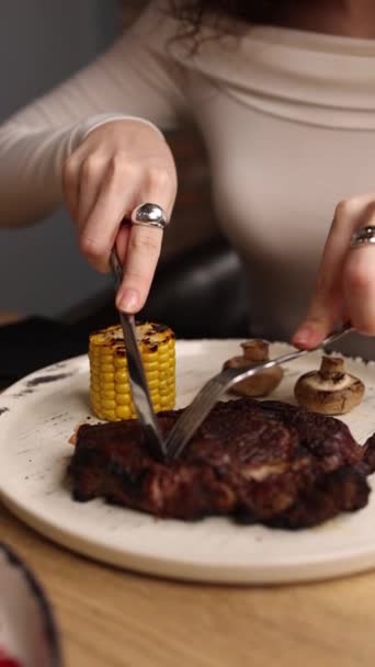 Una Chica Está Comiendo Plato Carne Restaurante Primeros Planos — Vídeos de Stock