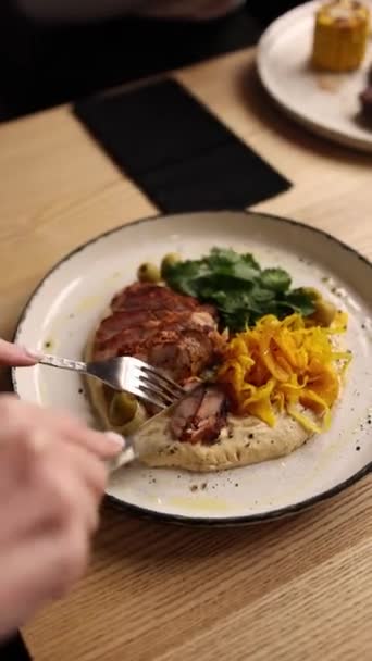 Fată Mănâncă Fel Mâncare Carne Într Restaurant Close Upuri — Videoclip de stoc