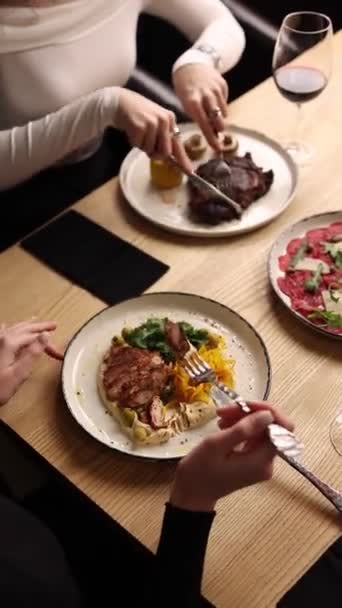 Une Fille Mange Plat Viande Dans Restaurant Gros Plans — Video