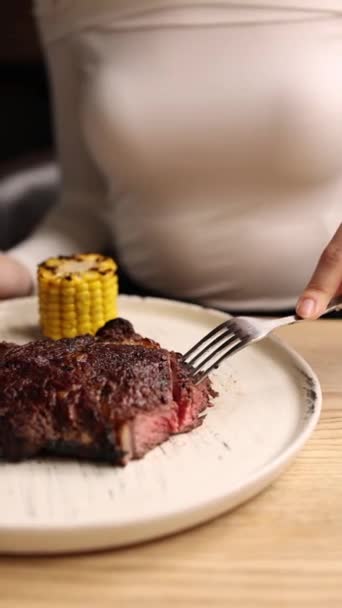 Ein Mädchen Isst Einem Restaurant Ein Fleischgericht Nahaufnahmen — Stockvideo