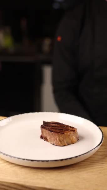 Chef Cuisinier Steak Dans Restaurant — Video