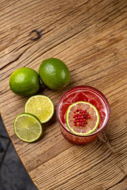 Ahşap arka planda biberli ve limonlu kokteyl.