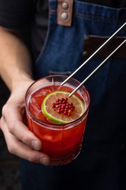 Ahşap arka planda biberli ve limonlu kokteyl.