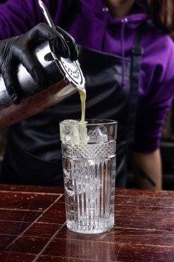 Barmen bir alkollü kokteyl hazırlar