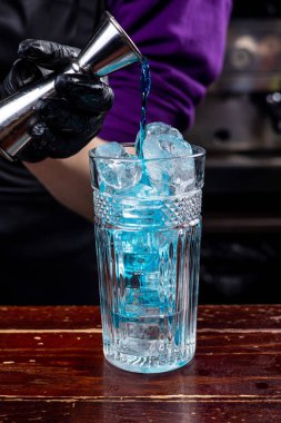 Barmen bir alkollü kokteyl hazırlar