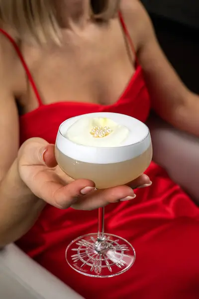 Een Heerlijke Alcoholische Cocktail Hand Van Een Vrouw Stockfoto