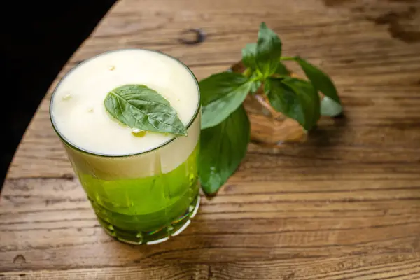 Een Glas Groene Alcoholische Cocktail Met Basilicum Een Houten Tafel Stockfoto