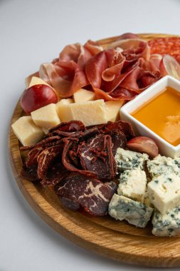 Peynirli Antipasto tabağı, jambon, salam ve bal.