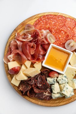Peynirli Antipasto tabağı, jambon, salam ve bal.