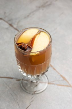 Bir bardak sıcak sıcak şarap, tarçın, anason ve kurutulmuş çiçek.