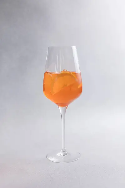 Heldere Aperol Cocktail Met Ijsblokjes Stockafbeelding