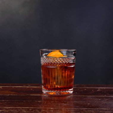 Bir barmen negroni kokteyli hazırlar. 