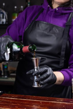 Bir barmen negroni kokteyli hazırlar. 