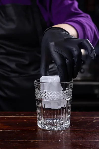 Een Barman Bereidt Een Negroni Cocktail Stockfoto