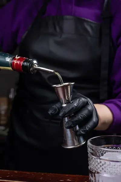 Een Barman Bereidt Een Negroni Cocktail Stockafbeelding