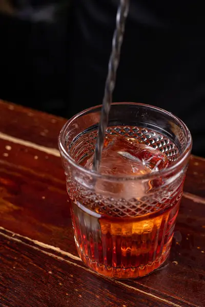 Een Barman Bereidt Een Negroni Cocktail Rechtenvrije Stockfoto's