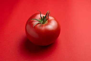 Kırmızı arka planda taze kırmızı domates. Kopyalama alanı olan üst görünüm.