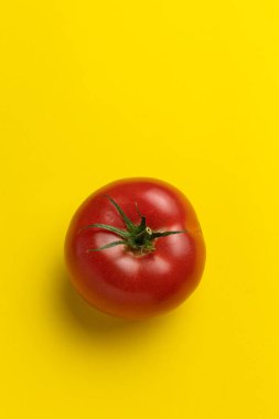 Sarı arka planda taze kırmızı domates. Üst görünüm.