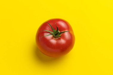 Sarı arka planda taze kırmızı domates. Üst görünüm.