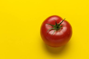 Sarı arka planda taze kırmızı domates. Üst görünüm.