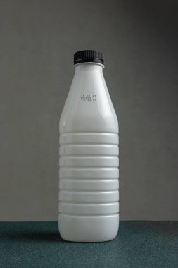 Yoğurt şişesi ve masada.