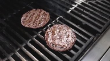 İnsanlar lezzetli hamburger köfteleri pişiriyor.