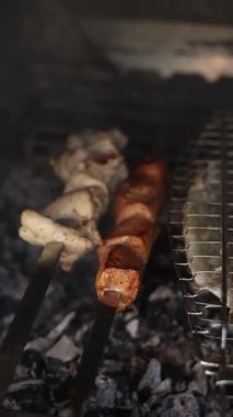 Et ızgarada ızgara yapılır. Yakın plan.