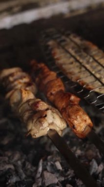 Et ızgarada ızgara yapılır. Yakın plan.