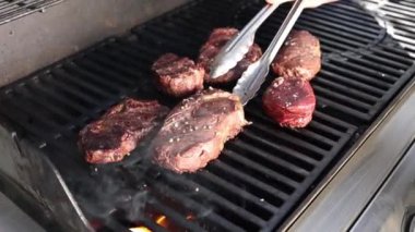 Et ızgarada ızgara yapılır. Yakın plan.