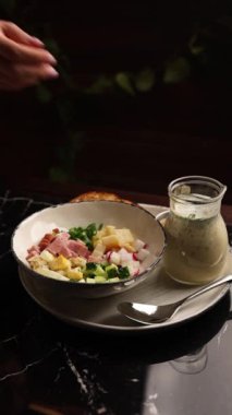 Koyu bir arka planda lezzetli okroshka pişir.