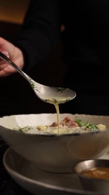 Koyu bir arka planda lezzetli okroshka pişir.