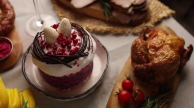 Paskalya için şölen masası. Masada farklı yemekler var. Slav mutfağı