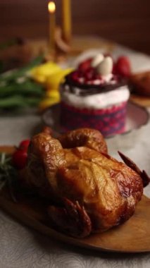 Paskalya için şölen masası. Masada farklı yemekler var. Slav mutfağı