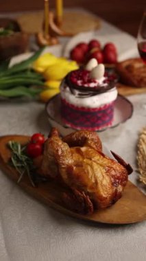 Paskalya için şölen masası. Masada farklı yemekler var. Slav mutfağı