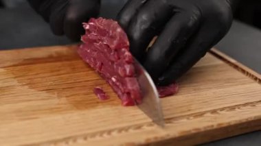 Etli tartar hazırlanıyor..