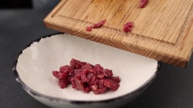 Etli tartar hazırlanıyor..