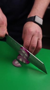 Şef sebze yemeği hazırlıyor.