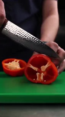 Şef sebze yemeği hazırlıyor.