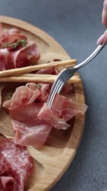 Ahşap tabakta nefis jamon. Bir restoranda.